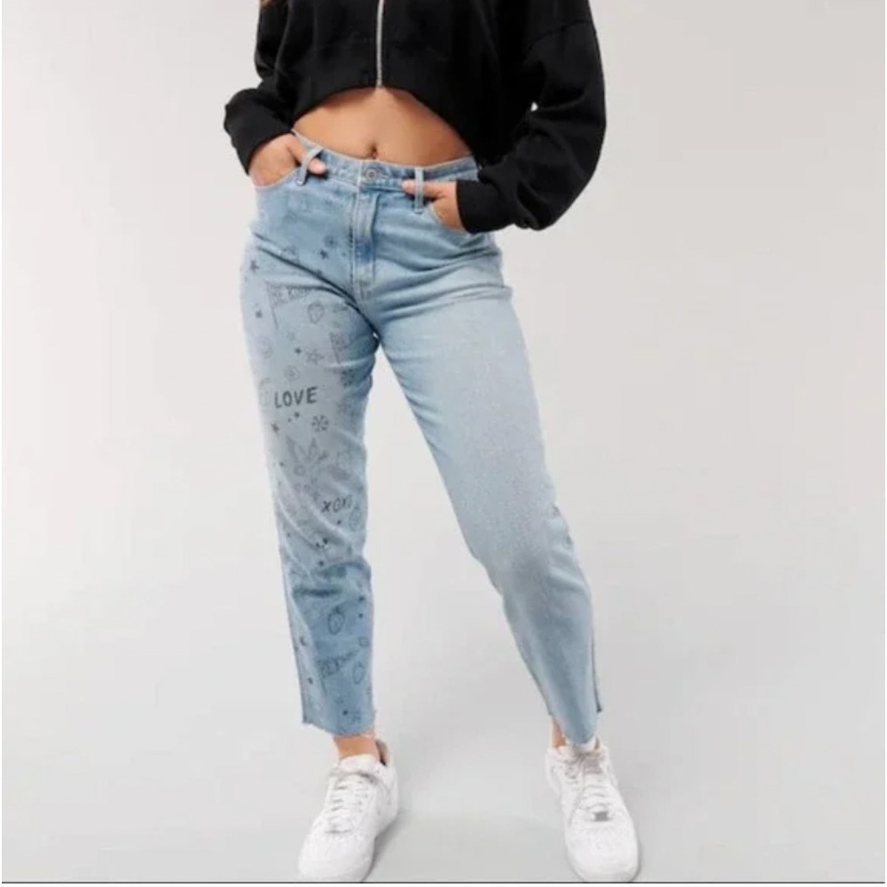 Hollister Ultra High Rise Doodle Mom Jeans Light Wash Blue 15R W32 Raw Hem
